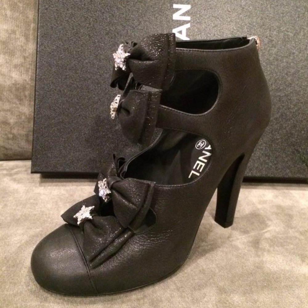 CHANEL Black High Heels with Bow Details - Picture 3 of 11